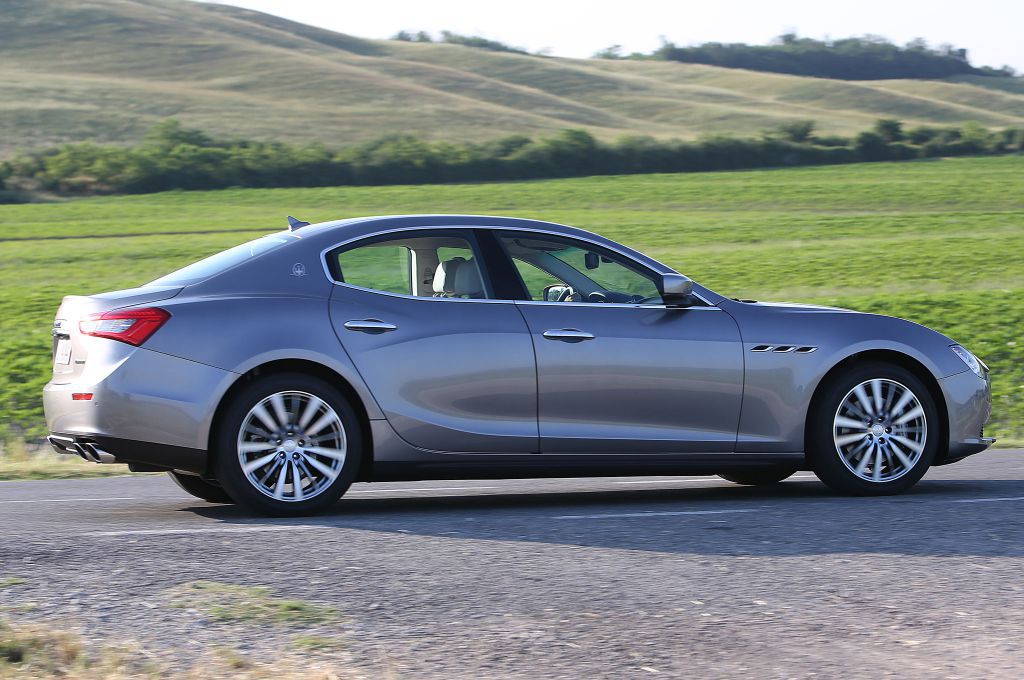 2014-Maserati-Ghibli-right-side-view