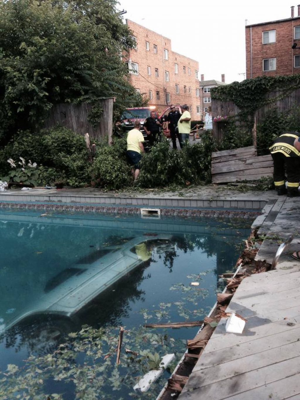 jeep-liberty-fondo-piscina