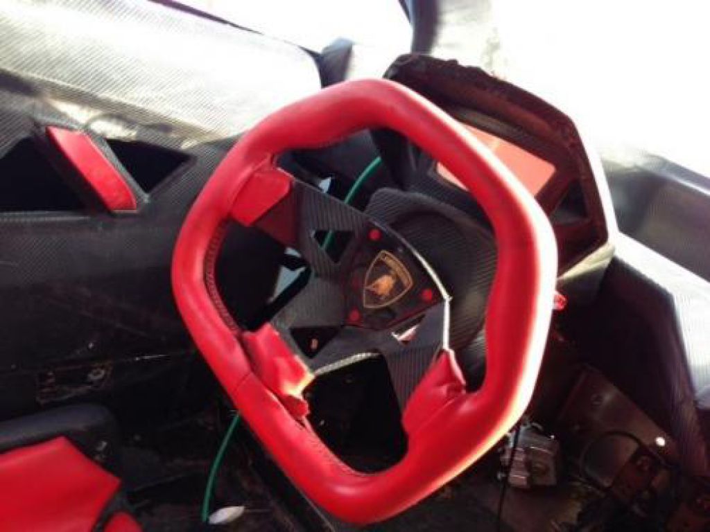 Subasta-replica-Lamborghini-Sesto-Elemento-volante