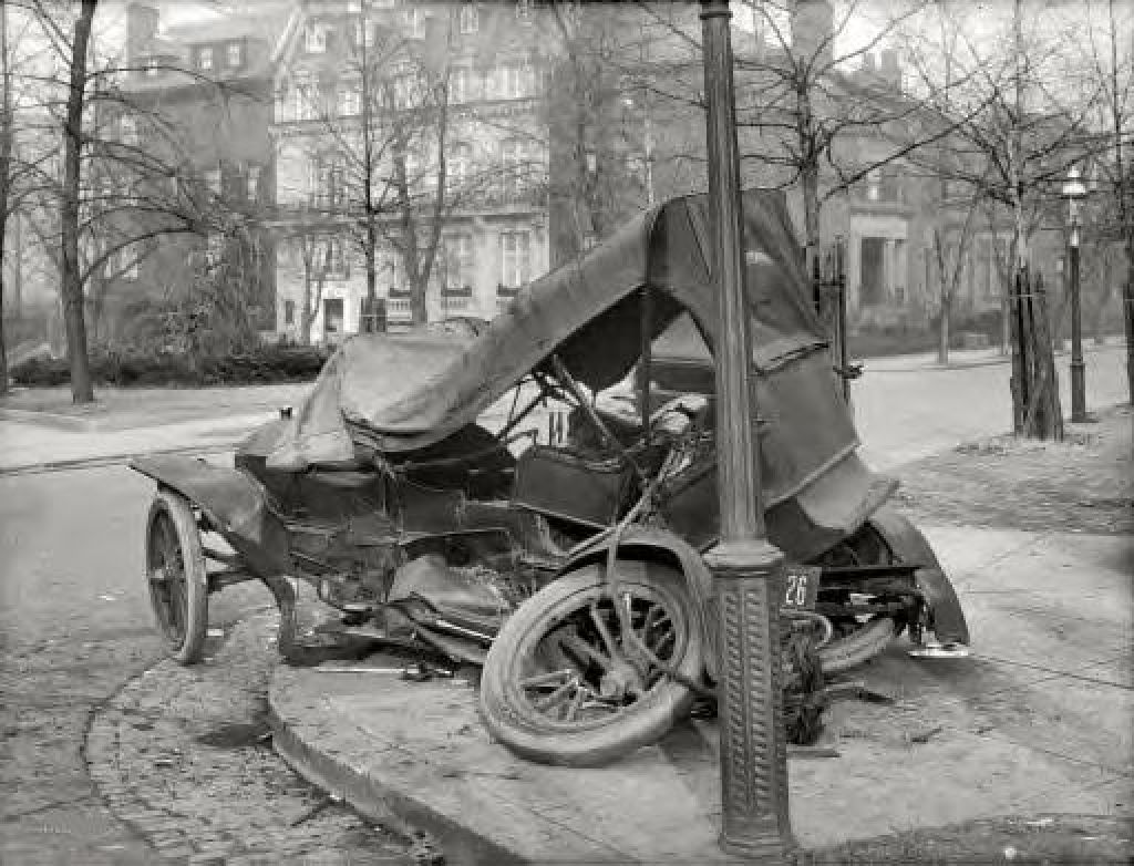 1917 car wreck at Massachusetts Avenue-3