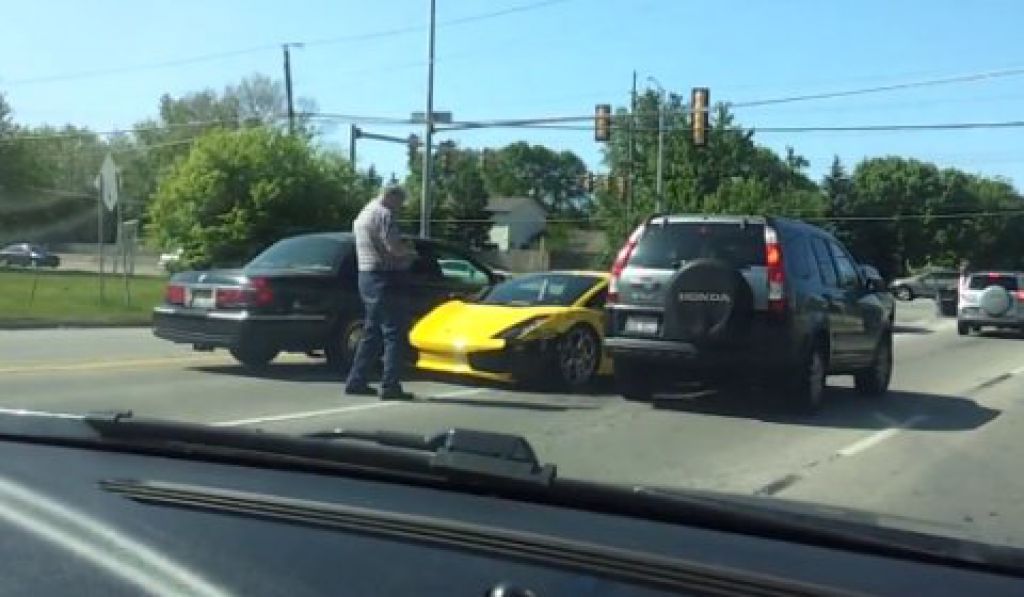 Video-Lamborghini-Crashes-in-Chicago-Suburbs