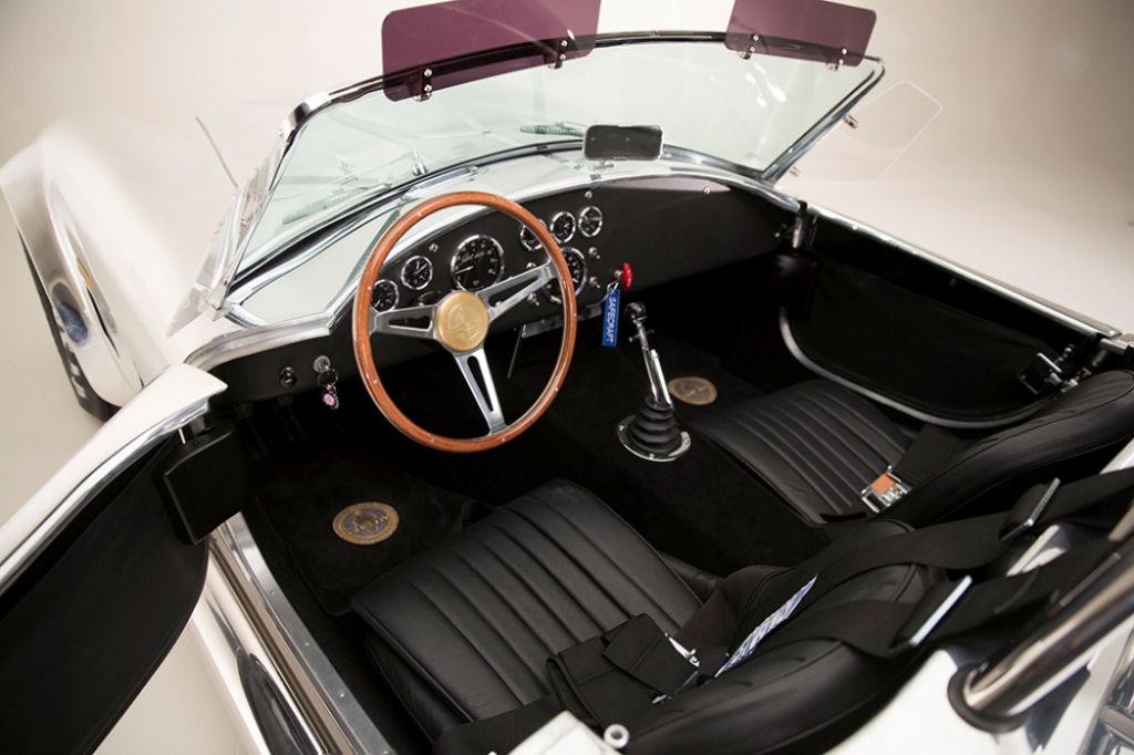 Shelby-Cobra-427-50-aniversario-interior