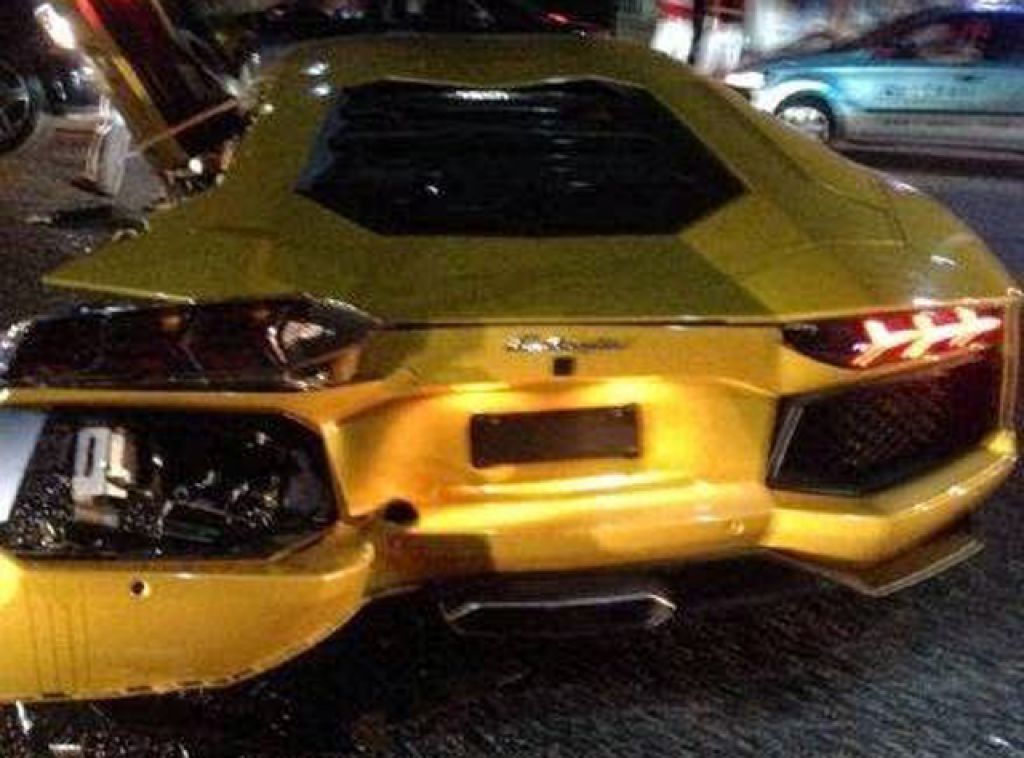 yellow-lamborghini-aventador-crashed-china-sanya-3