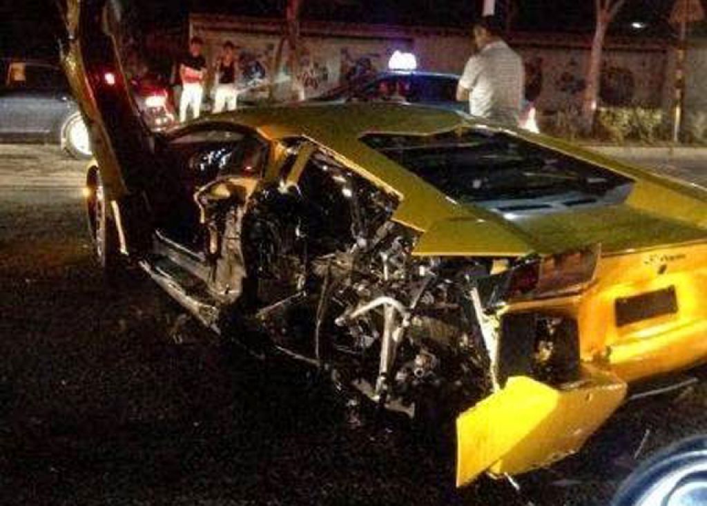 yellow-lamborghini-aventador-crashed-china-sanya-4