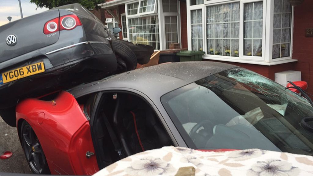 1-ferrari-458-italia-debajo-volkswagen-passat