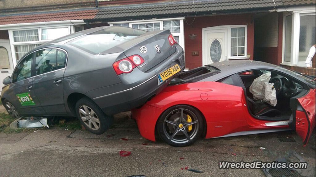 2-ferrari-458-italia-debajo-volkswagen-passat-lateral