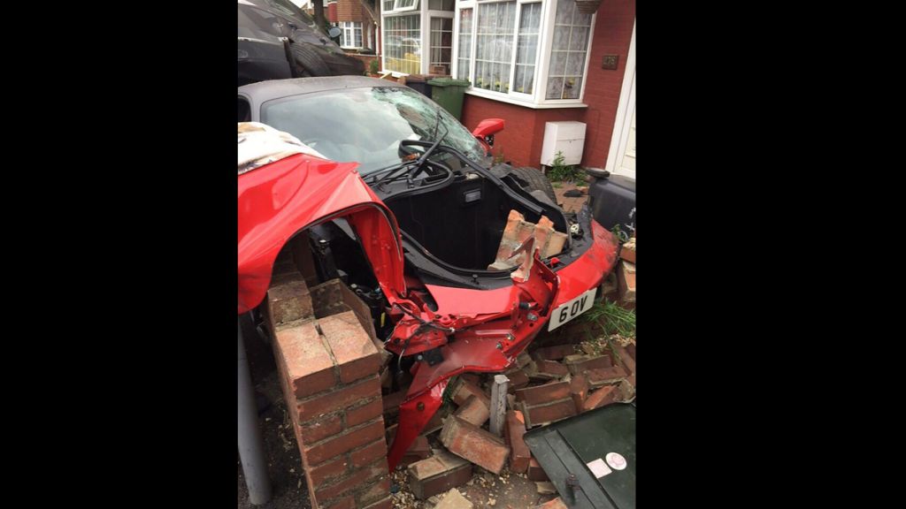 3-ferrari-458-italia-debajo-volkswagen-passat-delantera