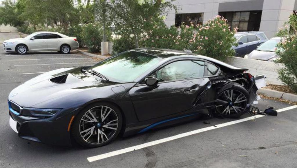 BMW-i8-crash-e1441880091928