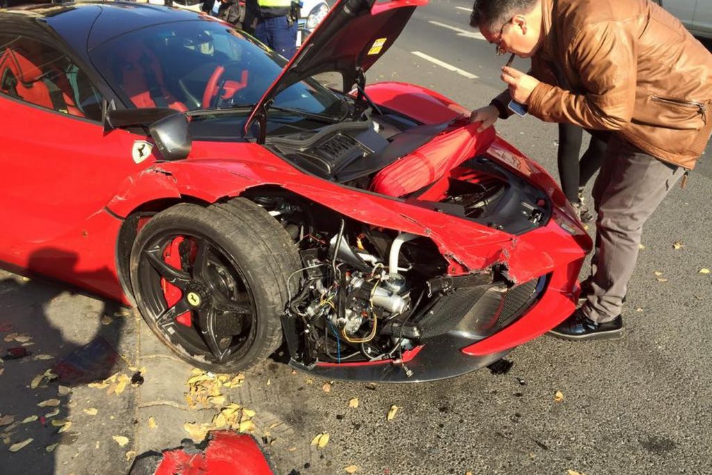 laferrari-crashes-in-budapest-hits-three-cars-photo-gallery_8