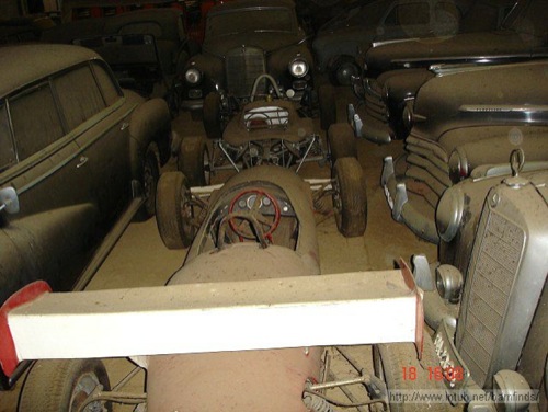 coches-clasicos-abandonados-en-granja-15