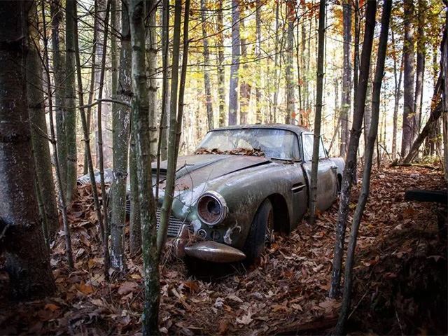 aston_martin_abandonado