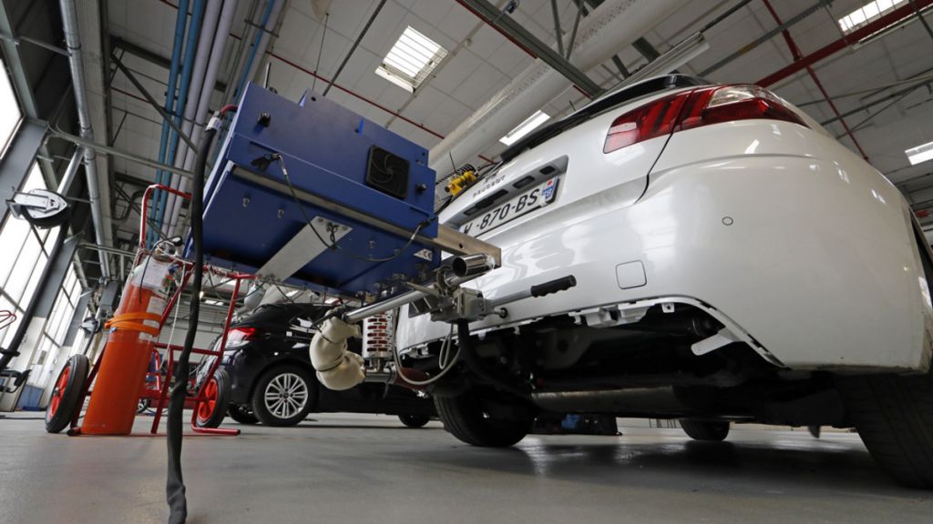 A portable emissions measurement system (PEMS) is pictured on a Peugeot 308 car in Carrieres-sous-Poissy, near Paris, France, March 21, 2016, during emissions tests by French carmaker PSA Peugeot Citroen. REUTERS/Benoit Tessier