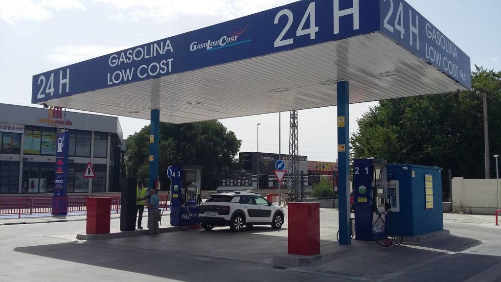 monte-su-gasolinera-por-250-000-el-auge-low-cost-que-al-fin-abarata-el-combustible