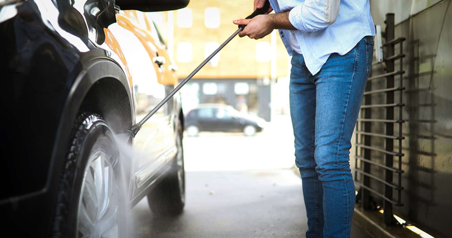 ¿Por qué no debes mandar tu coche al autolavado?