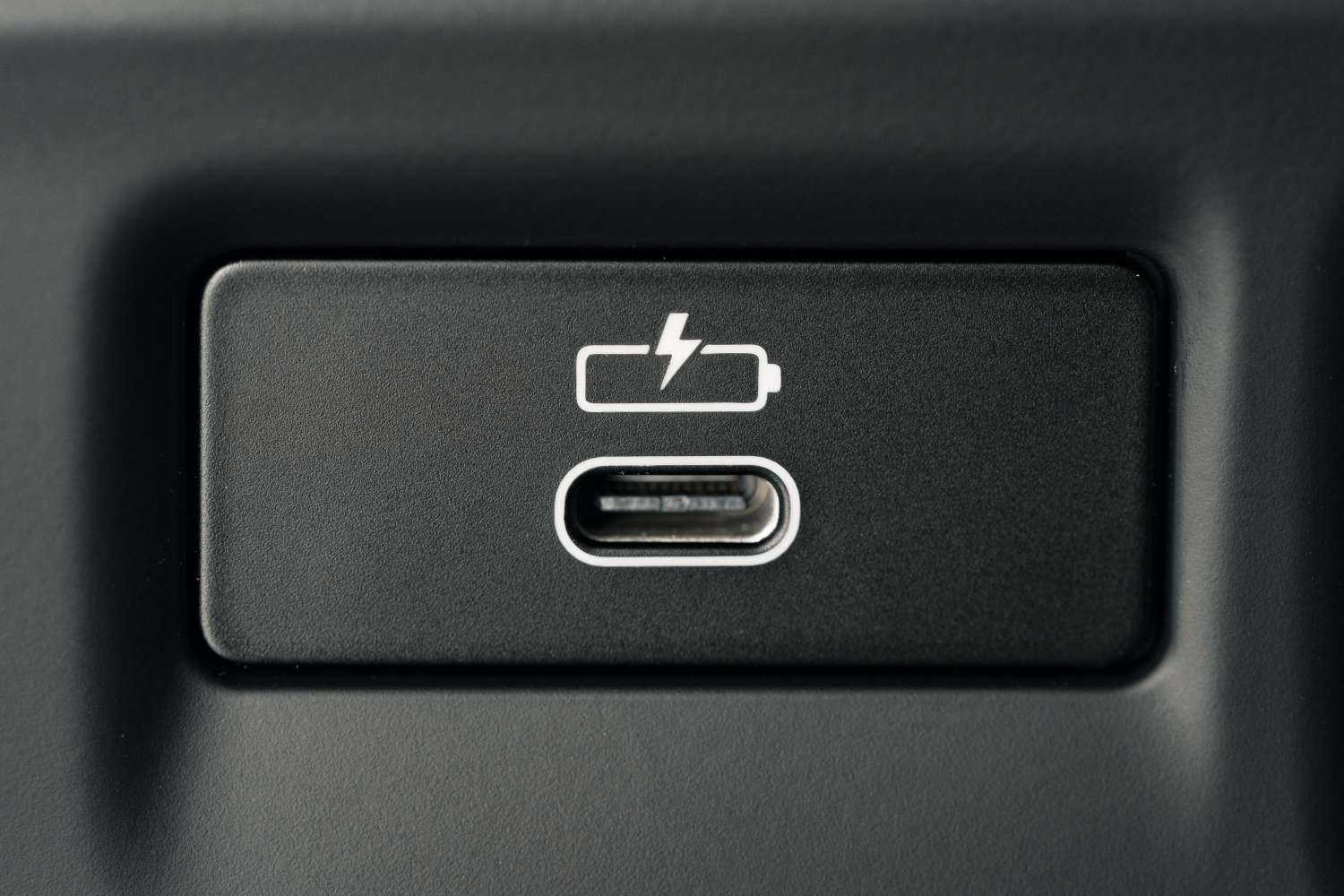 ¿Qué puede ocurrir para que no funcione el puerto de 12 V del coche?