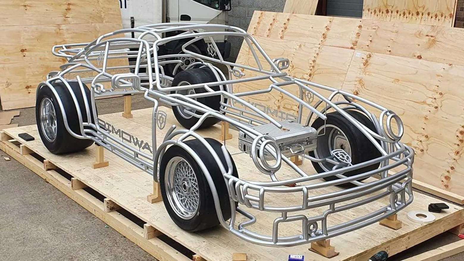 Benedict Radcliffe, junto por Porsche y Rimowa, da vida a la mejor maqueta del 911