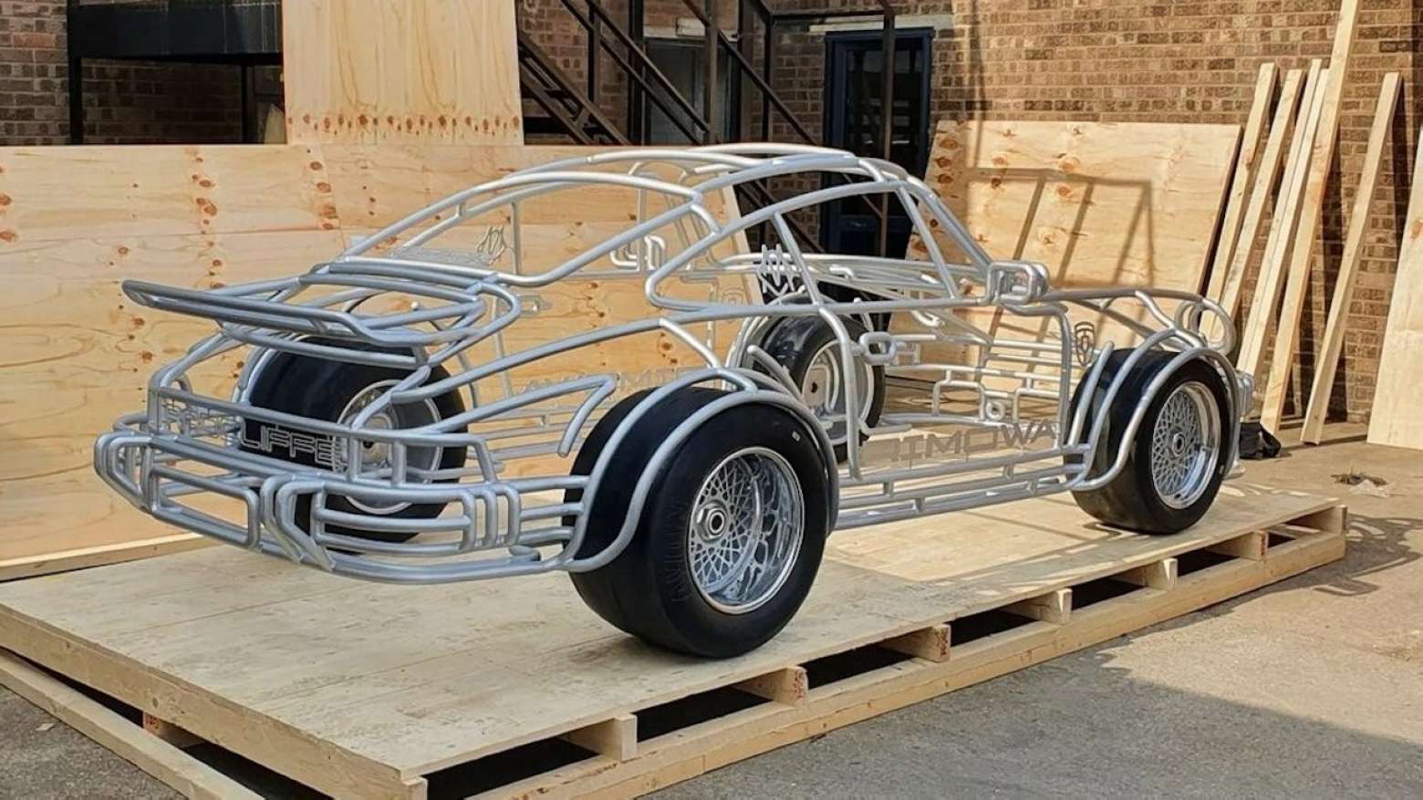 Benedict Radcliffe, junto por Porsche y Rimowa, da vida a la mejor maqueta del 911