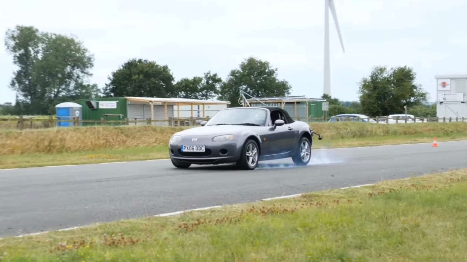 ¿Puede un piloto profesional reducir la velocidad más rápido que el ABS?