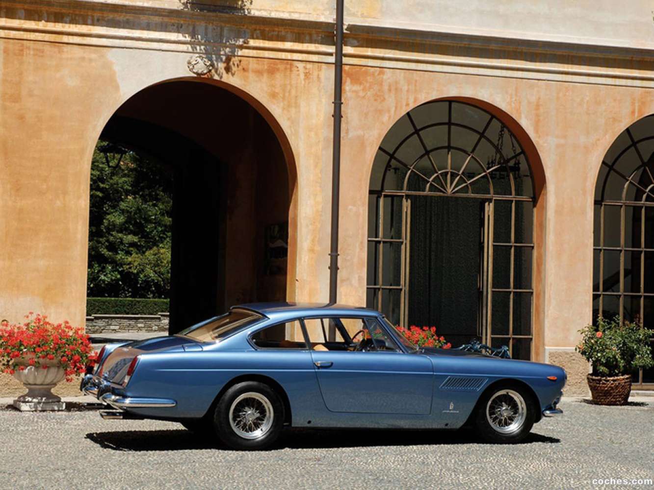 Ferrari 330 América: el estilo del 250 GTE en combinación con la fuerza de un gran V12