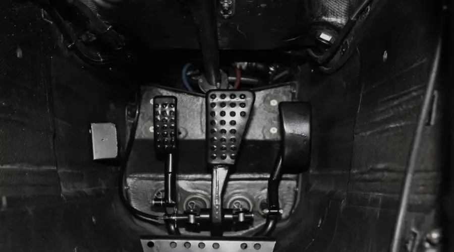¿Dos pedales de freno? Así era el McLaren MP4/12 ¿Dos pedales de freno? Así era el McLaren MP4/12